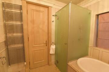 Фото номера Номер с кроватью размера «king-size» Курортные отели Lacul Verde Resort г. Плоешти 6