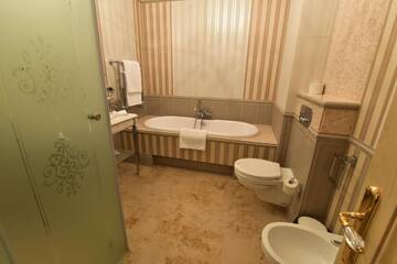 Фото номера Номер с кроватью размера «king-size» Курортные отели Lacul Verde Resort г. Плоешти 22