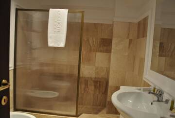 Фото номера Улучшенный одноместный номер Отель Vigo Grand Hotel г. Плоешти 3