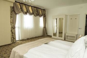 Фото номера Номер Делюкс с кроватью размера «queen-size» Курортные отели Pik Elegance г. Плоешти 5
