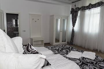 Фото номера Номер Делюкс с кроватью размера «queen-size» Курортные отели Pik Elegance г. Плоешти 6