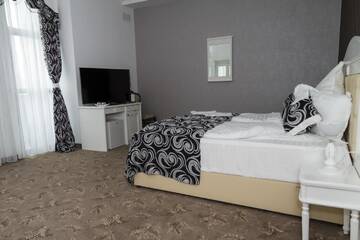 Фото номера Номер Делюкс с кроватью размера «queen-size» Курортные отели Pik Elegance г. Плоешти 7