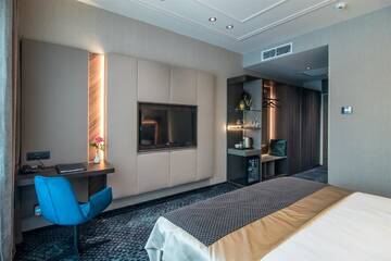 Фото номера Weekend Spa Package - Deluxe Double Room with Balcony Отель Sky Blue Hotel &amp; Spa г. Плоешти 2