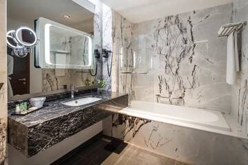 Фото номера Deluxe Double or Twin Room - Wellness Access Отель Sky Blue Hotel &amp; Spa г. Плоешти 9