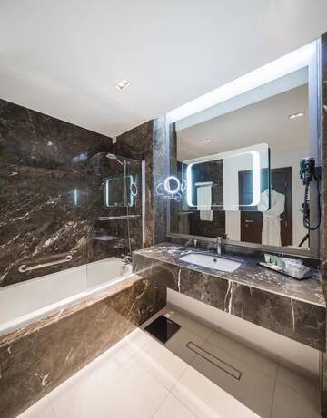 Фото номера Deluxe Double or Twin Room - Wellness Access Отель Sky Blue Hotel &amp; Spa г. Плоешти 10
