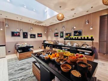 Фото номера Deluxe Double or Twin Room - Wellness Access Отель Sky Blue Hotel &amp; Spa г. Плоешти 11