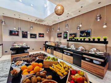 Фото номера Deluxe Double or Twin Room - Wellness Access Отель Sky Blue Hotel &amp; Spa г. Плоешти 4