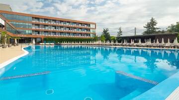 Фото номера Summer Holiday Package - Deluxe Double Room Отель Sky Blue Hotel &amp; Spa г. Плоешти 7