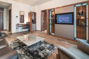 Фото номера Люкс с балконом - Доступ в оздоровительный центр Отель Sky Blue Hotel &amp; Spa г. Плоешти 5