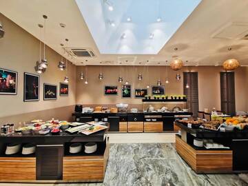 Фото номера Executive King Room - Wellness Access Отель Sky Blue Hotel &amp; Spa г. Плоешти 5