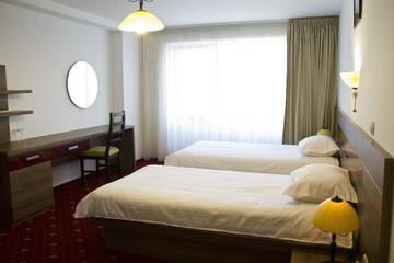 Фото номера Стандартный двухместный номер с 2 отдельными кроватями Отель Hotel City Ploiesti г. Плоешти 3