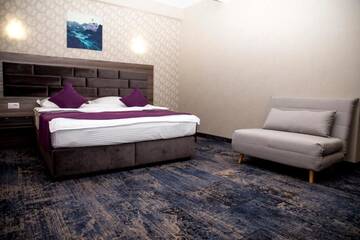 Фото номера Номер с кроватью размера «king-size» Отель Hotel Yarus Plus г. Плоешти 19