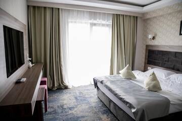 Фото номера Номер с кроватью размера «king-size» Отель Hotel Yarus Plus г. Плоешти 20