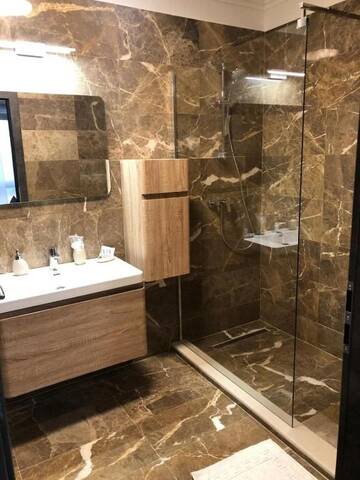Фото номера Номер с кроватью размера «king-size» Отель Hotel Yarus Plus г. Плоешти 17