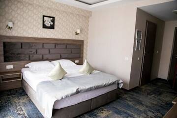 Фото номера Номер с кроватью размера «king-size» Отель Hotel Yarus Plus г. Плоешти 21