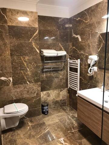Фото номера Номер с кроватью размера «king-size» Отель Hotel Yarus Plus г. Плоешти 6